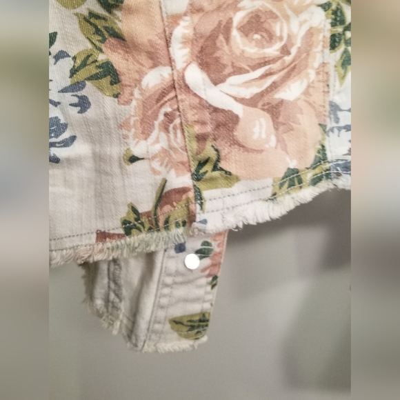 Tinseltown Women's Cropped Floral Denim Jacket with Frayed Hem - Picture 4 of 8